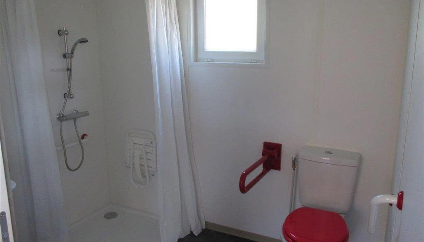 Bathroom adapted for disabled people at Saint gilles croix de vie Europa Campsite - Campsite Europa Saint Gilles Croix de Vie