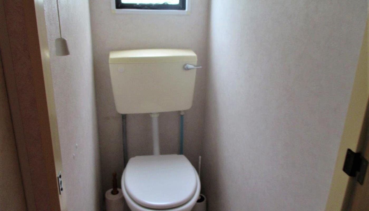 toilet in the classic mobil home - Campsite Europa Saint Gilles Croix de Vie