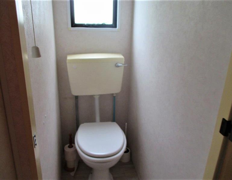 toilet in the classic mobil home - Campsite Europa Saint Gilles Croix de Vie